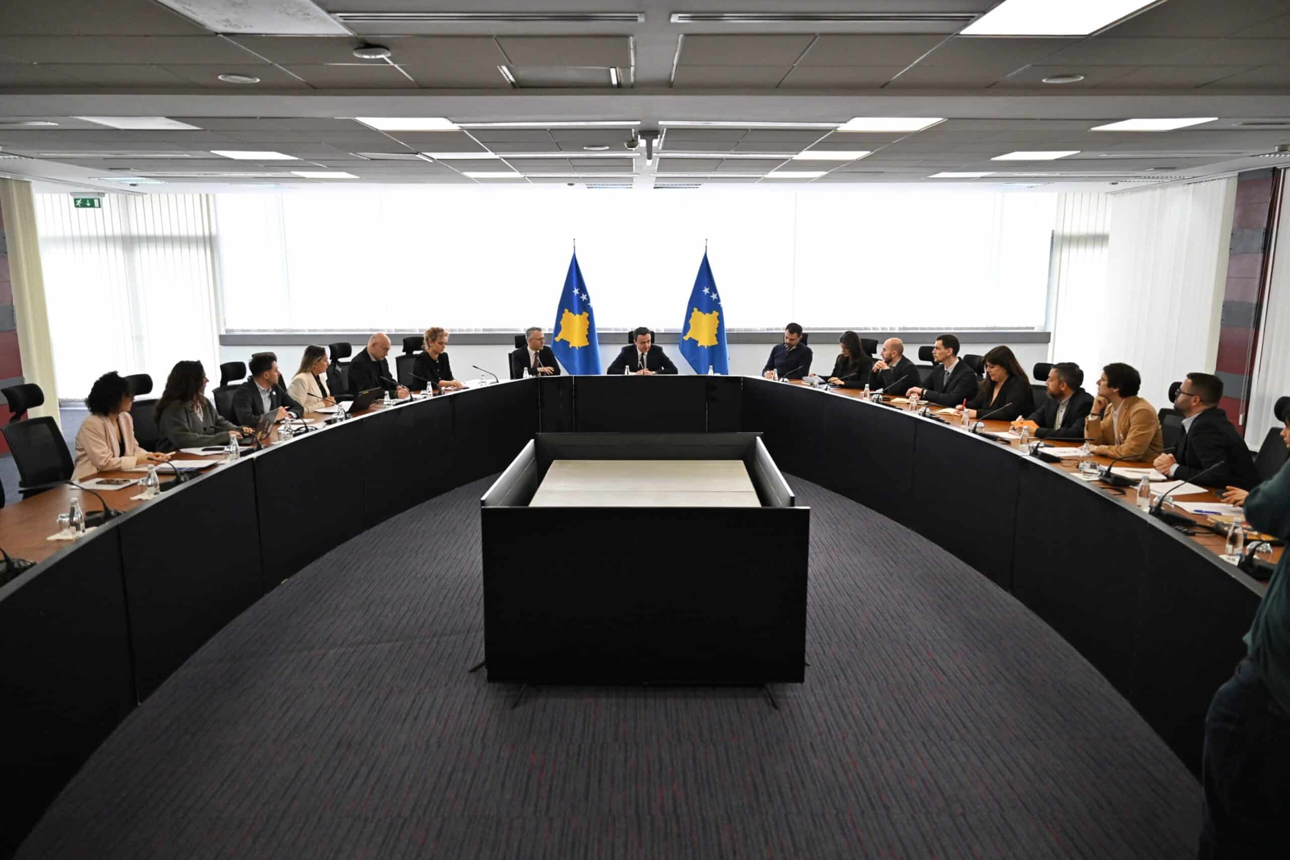 Kryeministri Kurti priti në takim drejtues dhe përfaqësues të organizatave ndërkombëtare të gazetarëve dhe mediave