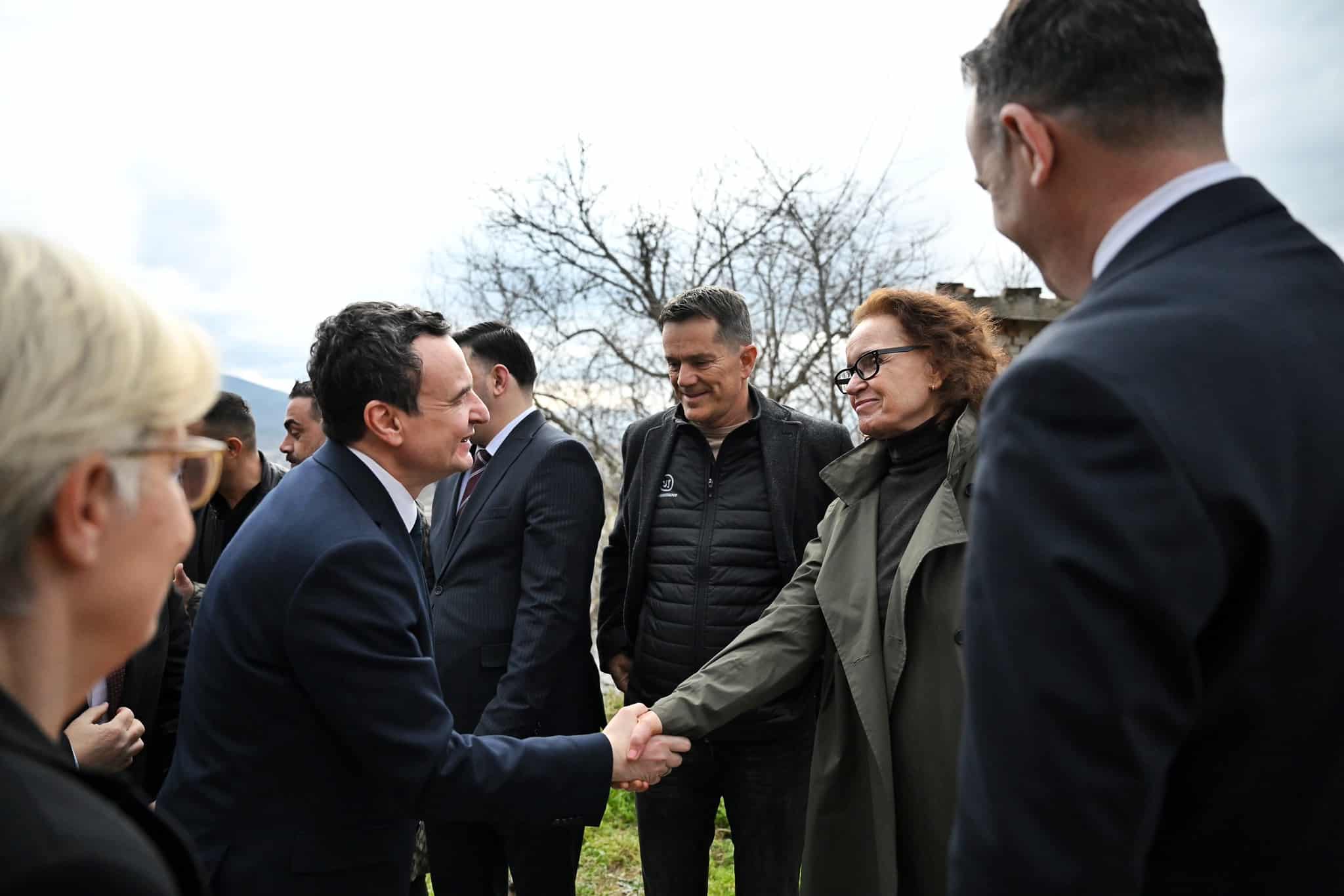 Kryeministri Kurti vizitoi shtëpinë e profesorit, poetit dhe veprimtarit Latif Berisha në veri të Mitrovicës