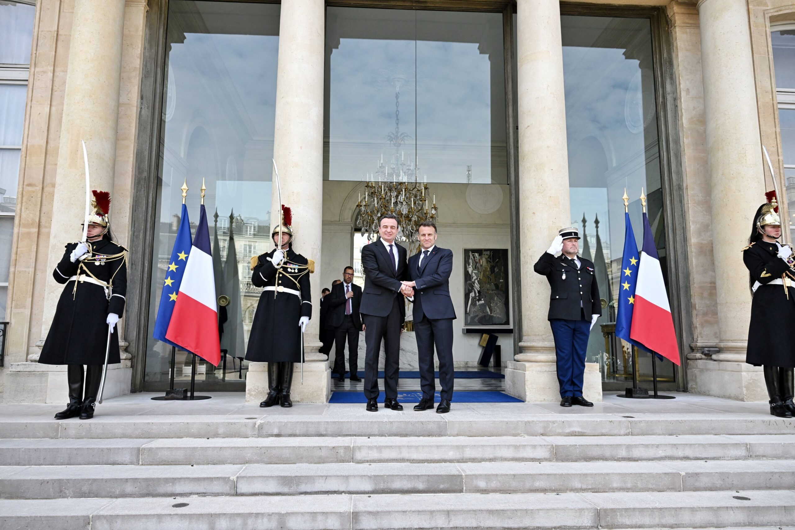Kryeministri Kurti u prit në takim nga Presidenti Macron