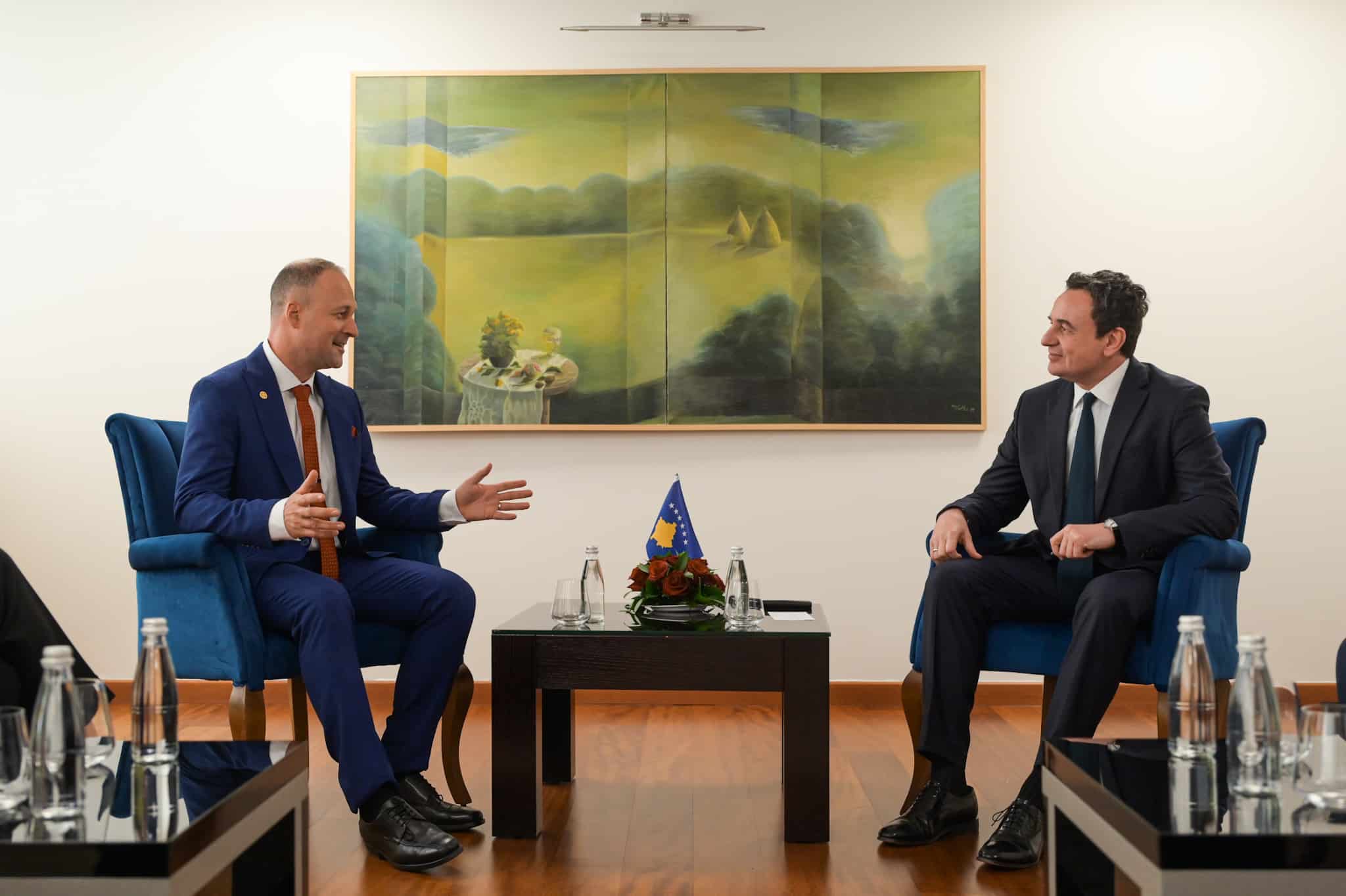 Kryeministri Albin Kurti priti në takim Oficerin Komandues të USS Pearl Harbor, Alban Dervishi