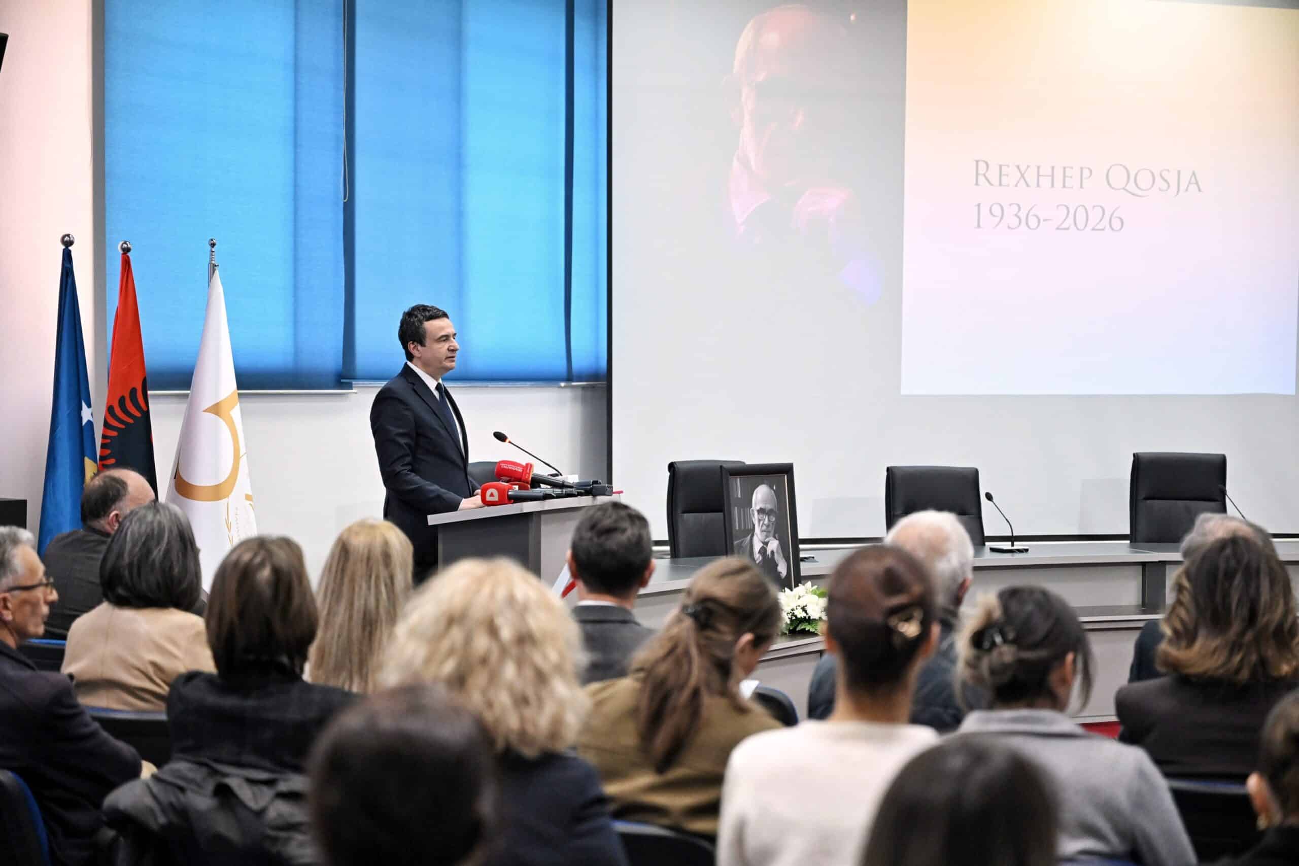 Kryeministri Kurti mori pjesë në mbledhjen komemorative me rastin e ndarjes nga jeta të Akademik Rexhep Qosjes