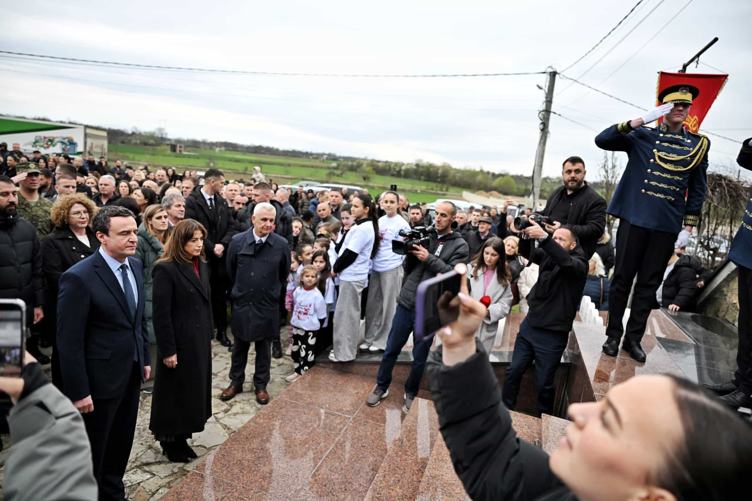 Kryeministri Kurti bëri homazhe në përvjetorin e 27-të të masakrës së Lybeniqit
