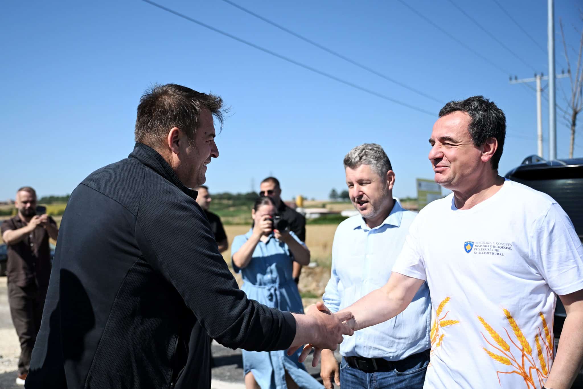 Kryeministri në detyrë Kurti pa nga afër fushatën e korrje shirjeve në komunën e Podujevës