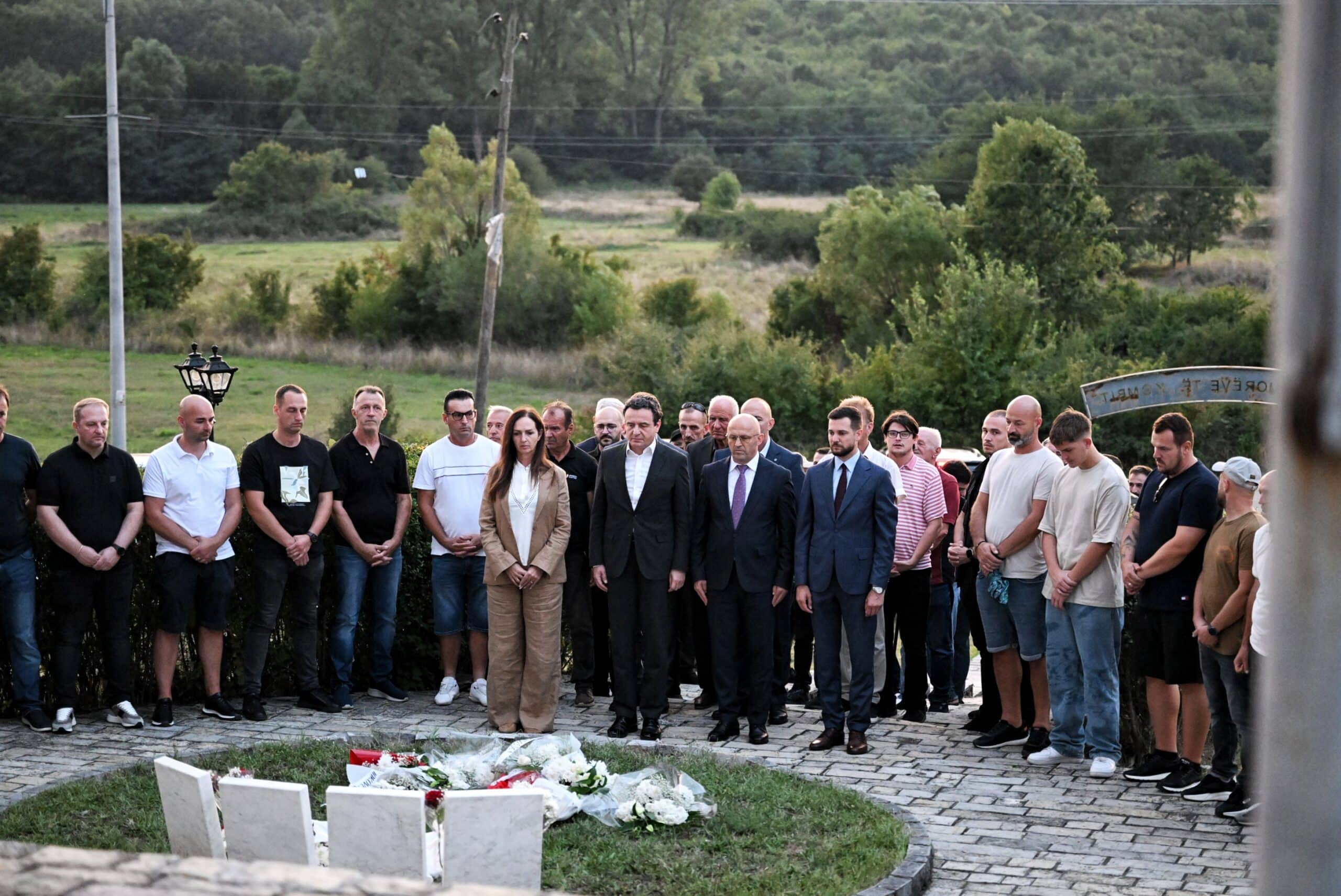 Vršilac dužnosti premijera Kurti odao počast na spomeniku porodice Lleshi u Vraniću, Đakovica