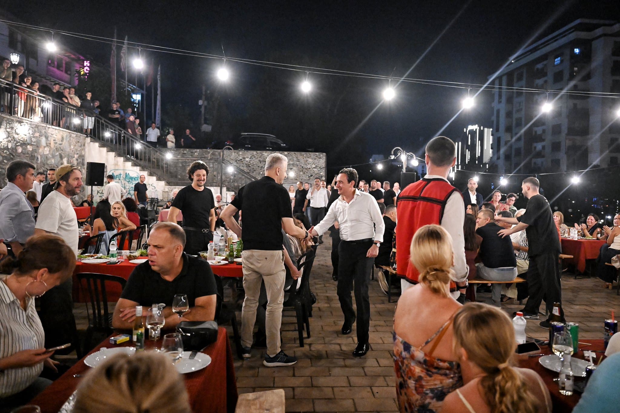 Premijer na dužnosti Kurti je posetio kulturni festival „Ditët e Shqiptarit“