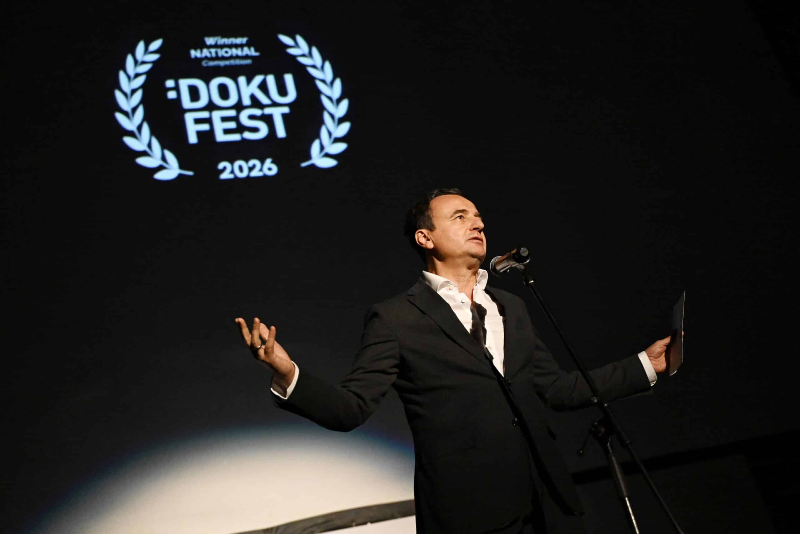 Na završnoj ceremoniji „DokuFEST-a“, vršilac dužnosti premijera Kurti dodelio je nagradu za najbolji film u nacionalnoj konkurenciji